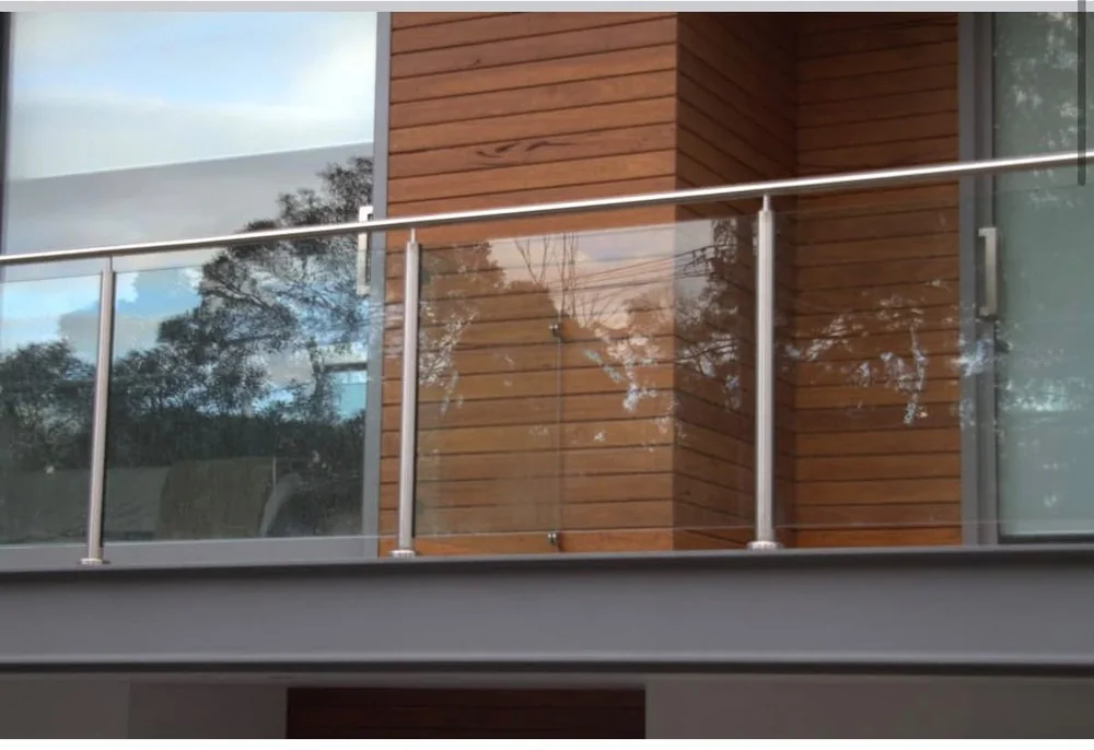 Glasbrüstungen, die sich unauffällig in die Architektur einfügen.