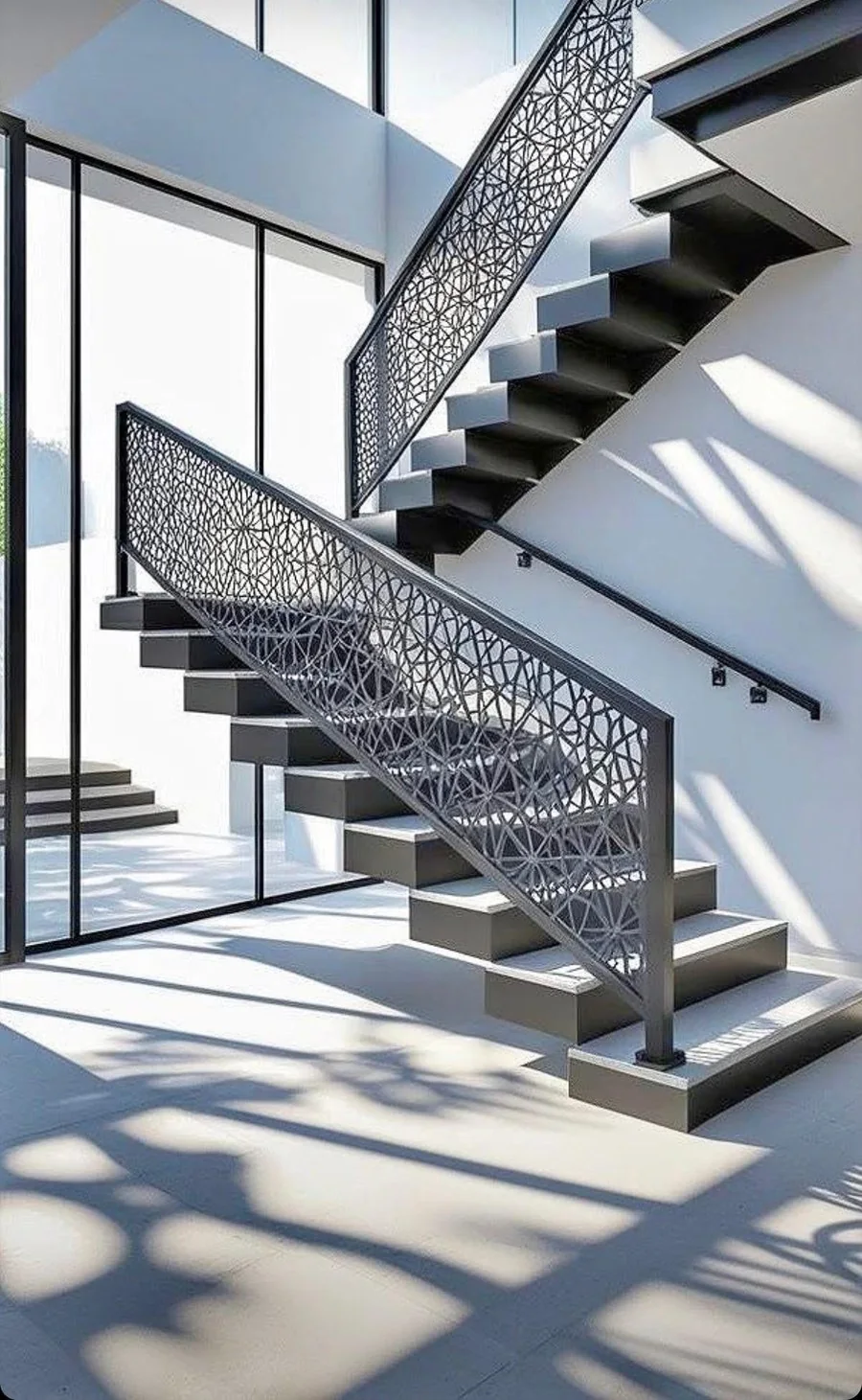 Treppe mit geometrischem Lochblech-Geländer