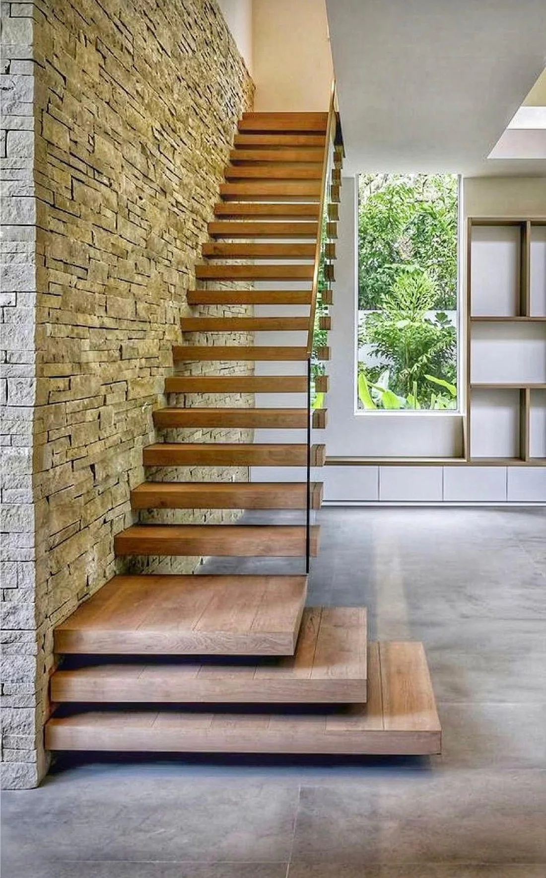 Moderne Holztreppe mit indirekter LED-Beleuchtung